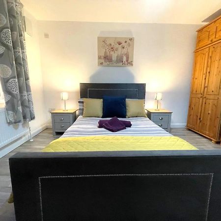 Deluxe 1-Bedroom Serviced Apartment Sleeps 4 For Short Or Long Stay Gillingham (Kent) Exterior foto