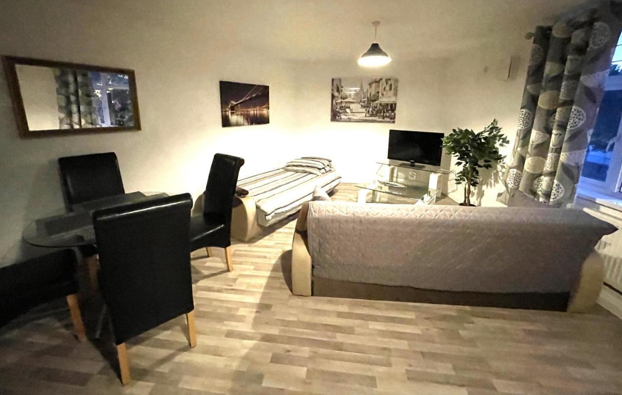 Deluxe 1-Bedroom Serviced Apartment Sleeps 4 For Short Or Long Stay Gillingham (Kent) Exterior foto