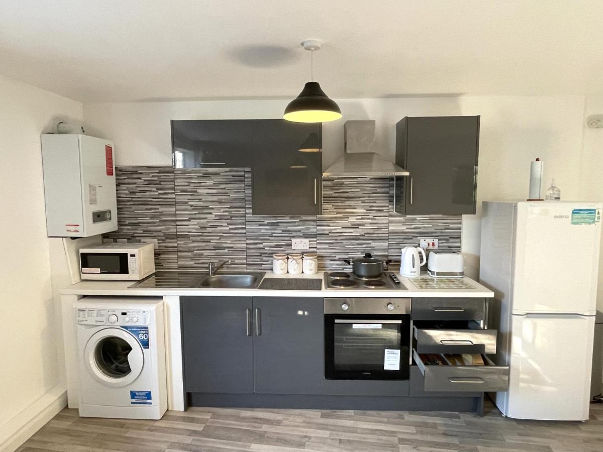 Deluxe 1-Bedroom Serviced Apartment Sleeps 4 For Short Or Long Stay Gillingham (Kent) Exterior foto
