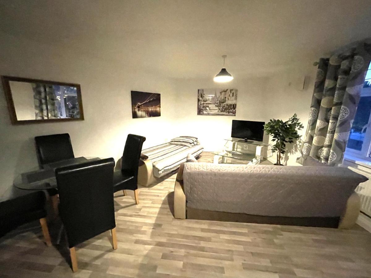 Deluxe 1-Bedroom Serviced Apartment Sleeps 4 For Short Or Long Stay Gillingham (Kent) Exterior foto