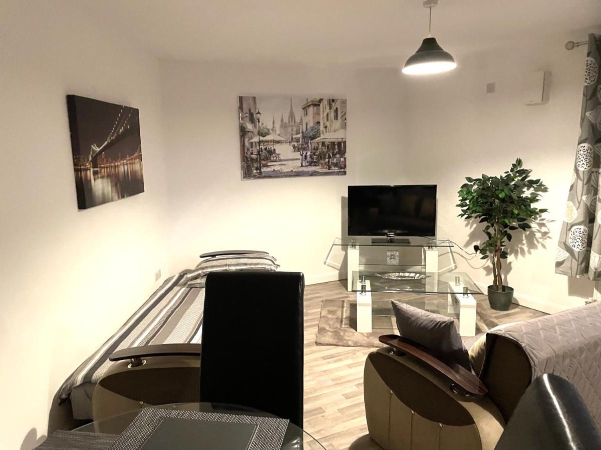 Deluxe 1-Bedroom Serviced Apartment Sleeps 4 For Short Or Long Stay Gillingham (Kent) Exterior foto