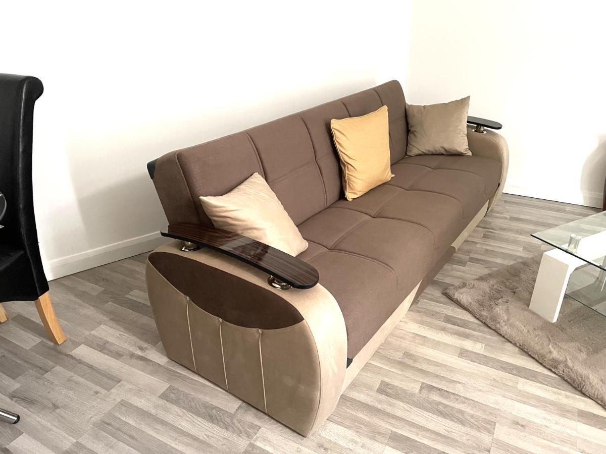 Deluxe 1-Bedroom Serviced Apartment Sleeps 4 For Short Or Long Stay Gillingham (Kent) Exterior foto