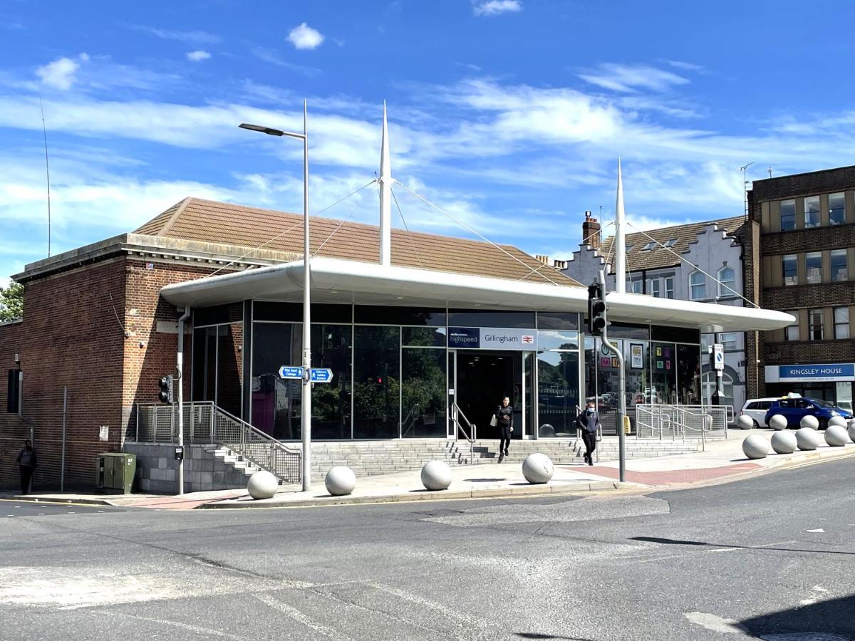 Deluxe 1-Bedroom Serviced Apartment Sleeps 4 For Short Or Long Stay Gillingham (Kent) Exterior foto