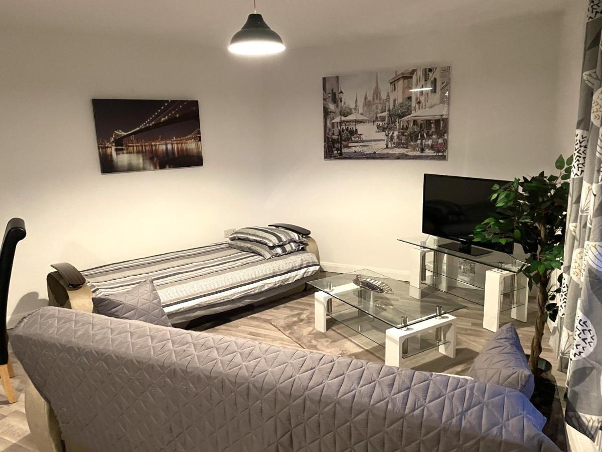 Deluxe 1-Bedroom Serviced Apartment Sleeps 4 For Short Or Long Stay Gillingham (Kent) Exterior foto